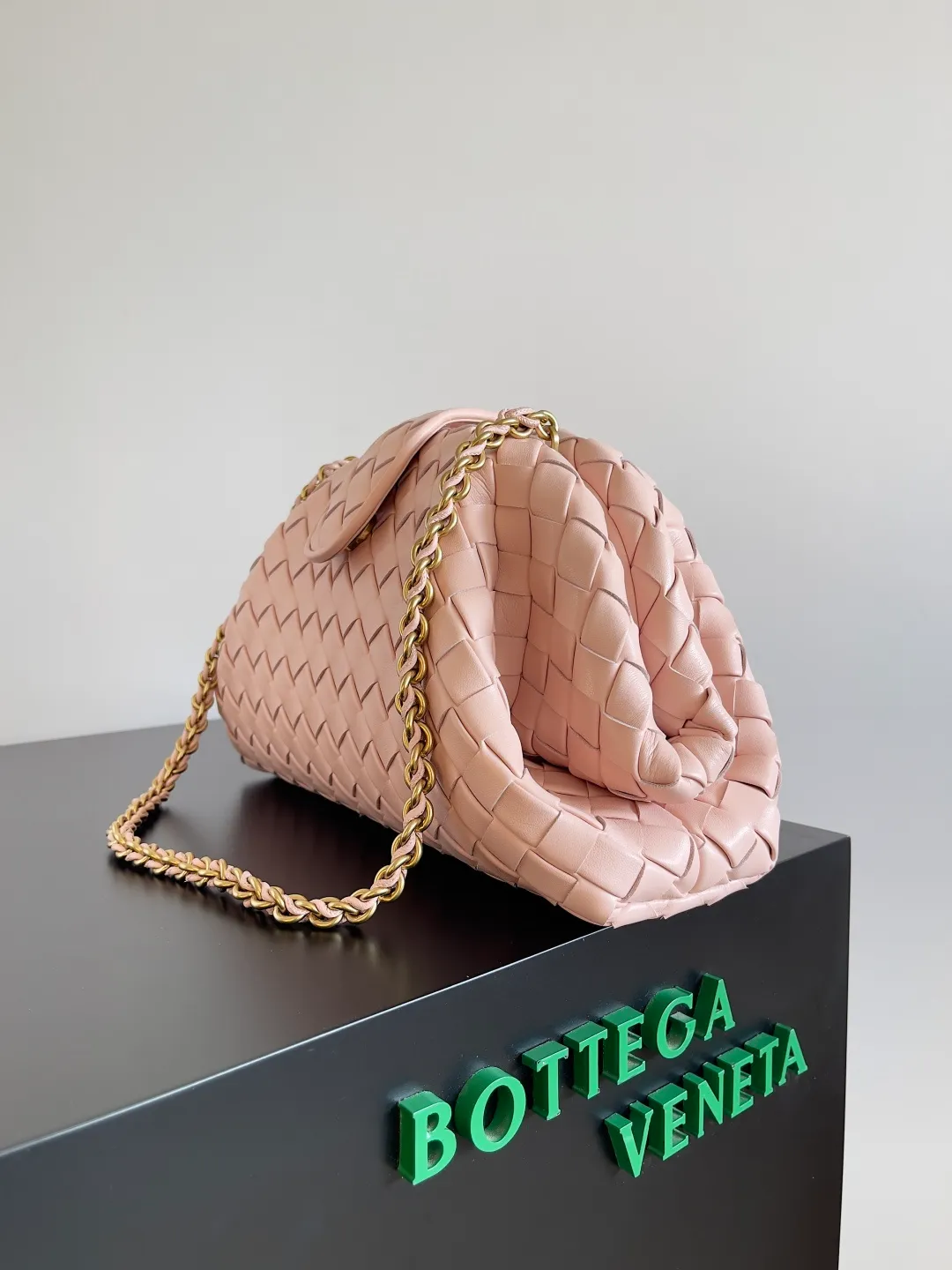 Batch 2260 BOTTEGA VENETA Lady's LAUREN CLUTCH Chain Clutch was inspired by 40 years ago. It is a perfect fusion of classic and modern bags. It is effortless and fashionable for any occasion and at any time. The newly added detachable metal chain allows people to have more ways to carry it. It is grand and elegant. Style No.: 785807 Size: 31.5*16.5*11cm
